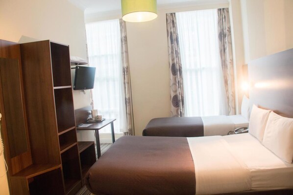 Bureau, fer et planche Ă repasser, Internet gratuit par cĂąble