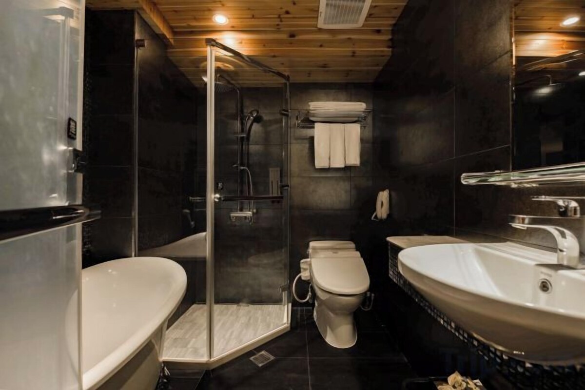 Badkamer | Een haardroger, pantoffels