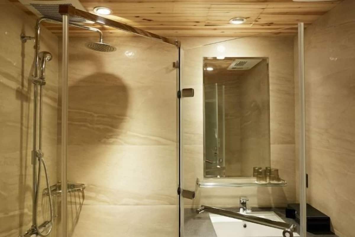 Badezimmer | Haartrockner, Hausschuhe