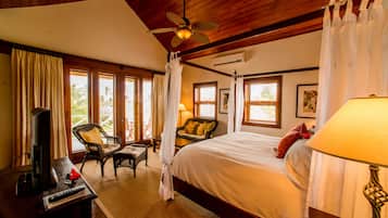 Hochwertige Bettwaren, Daunenbettdecken, Minibar, Zimmersafe