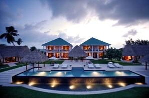 Property grounds - Victoria House Resort & Spa (San Pedro)