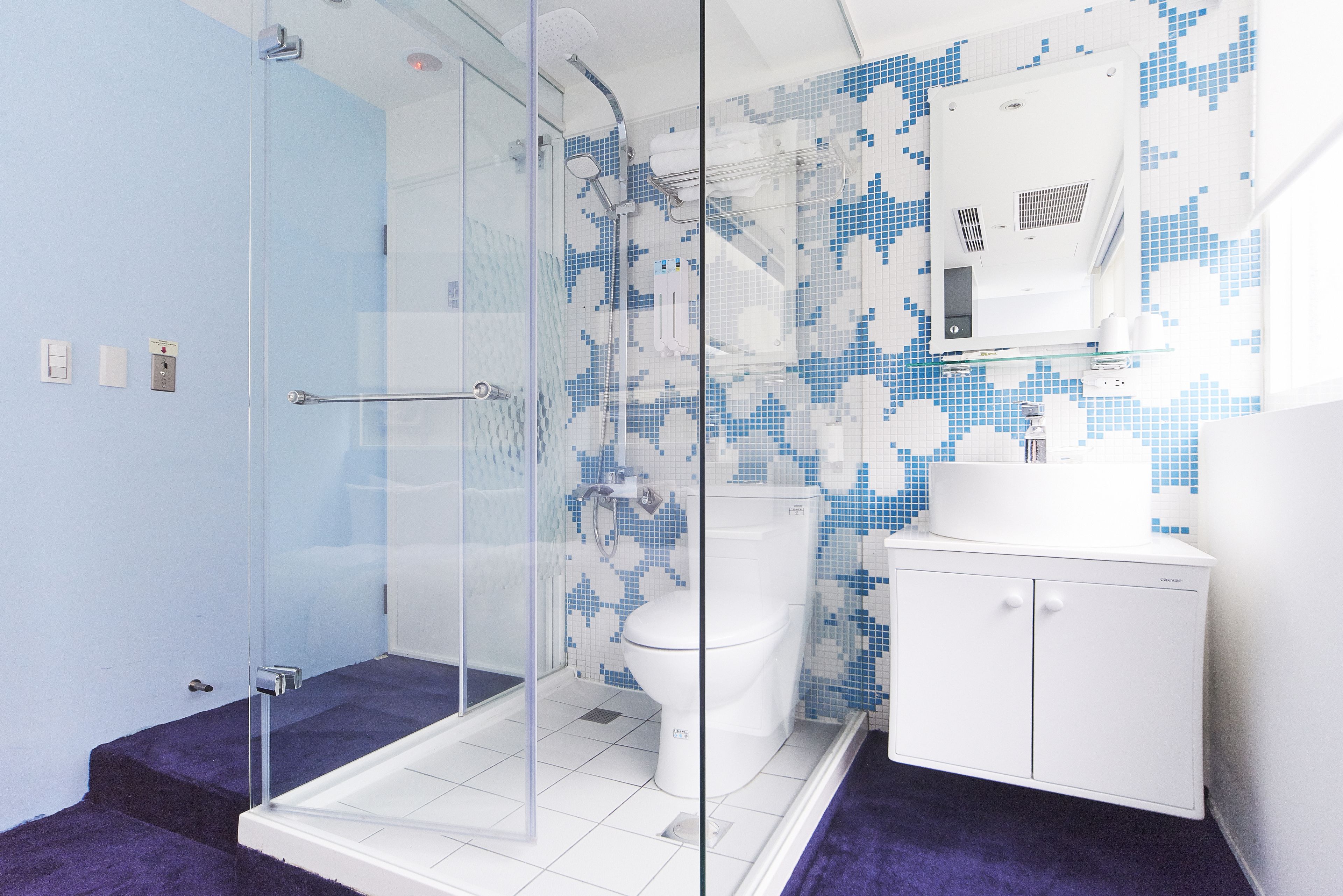 standard double room | bathroom | shower, rainfall showerhead, free toiletries, hair dryer