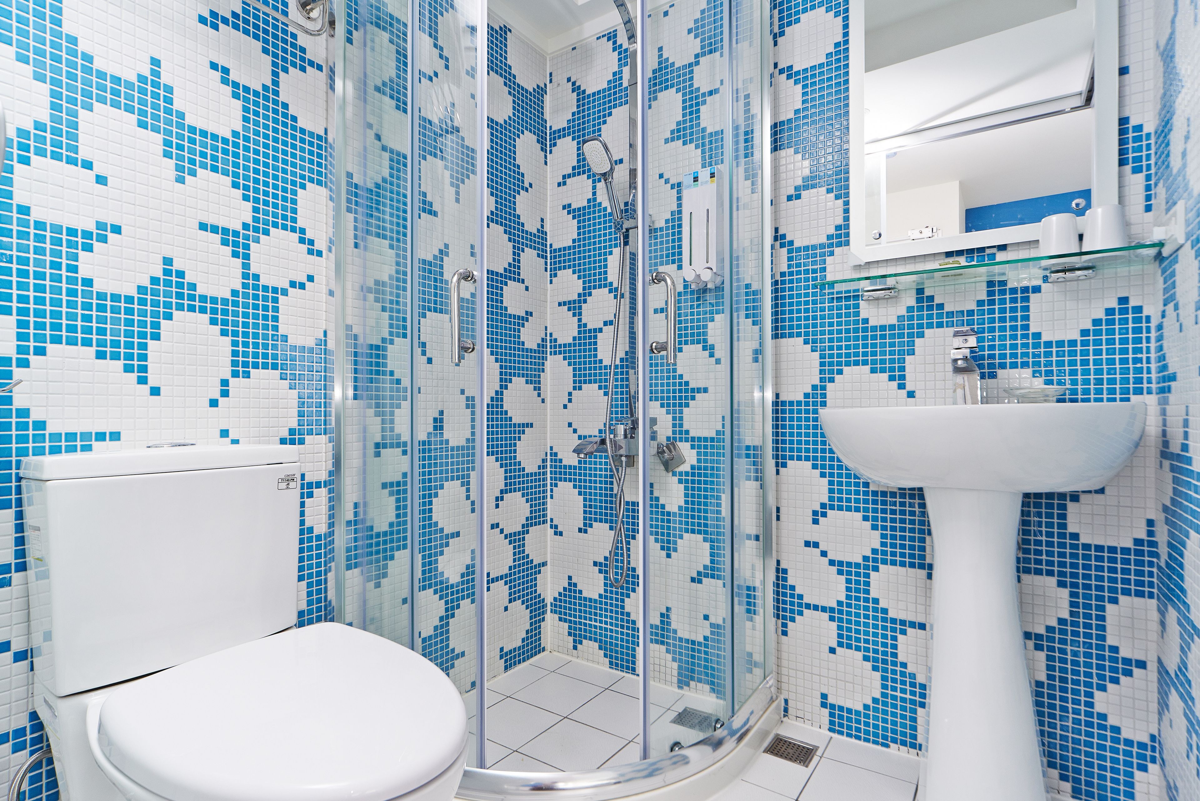 standard twin room | bathroom | shower, rainfall showerhead, free toiletries, hair dryer