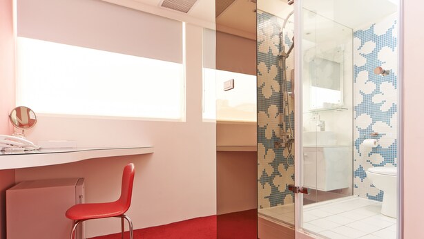 A bathroom with a shower, a toilet, and a sink. - Forever Inn (Taipei)