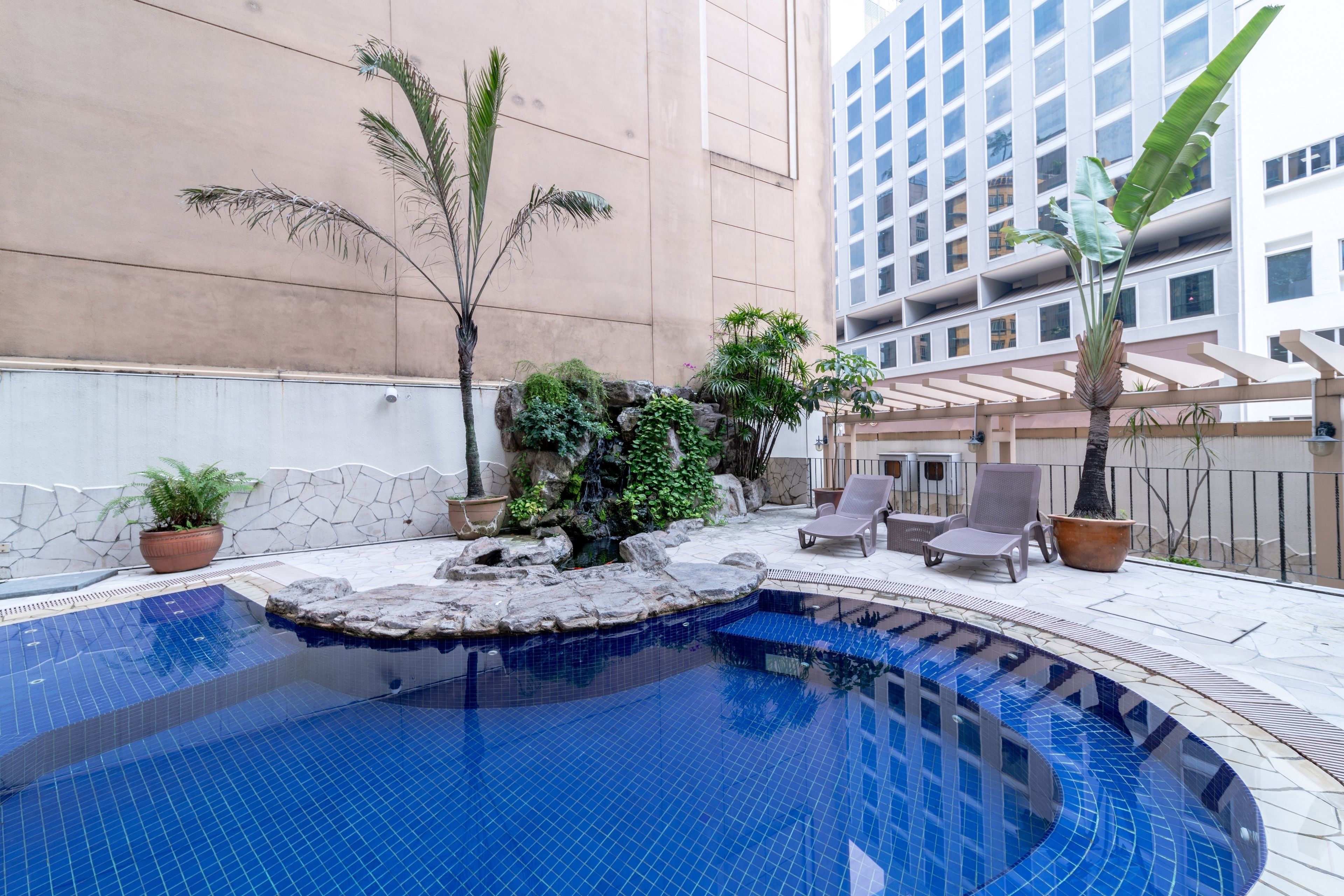 Piscina externa, espreguiçadeiras
