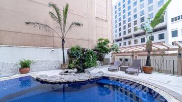 Piscina externa, espreguiçadeiras