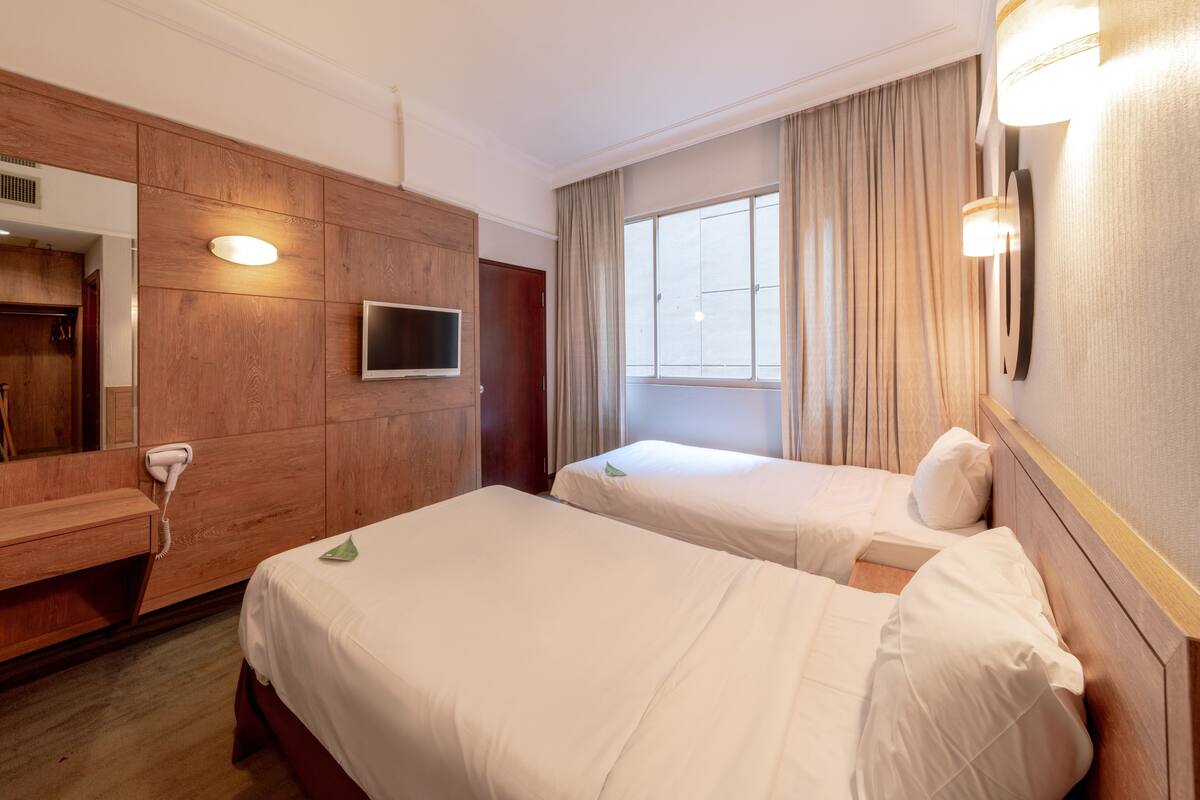 Kamar Twin Deluks | Brankas, tirai kedap cahaya, setrika/meja setrika, dan Wi-Fi gratis