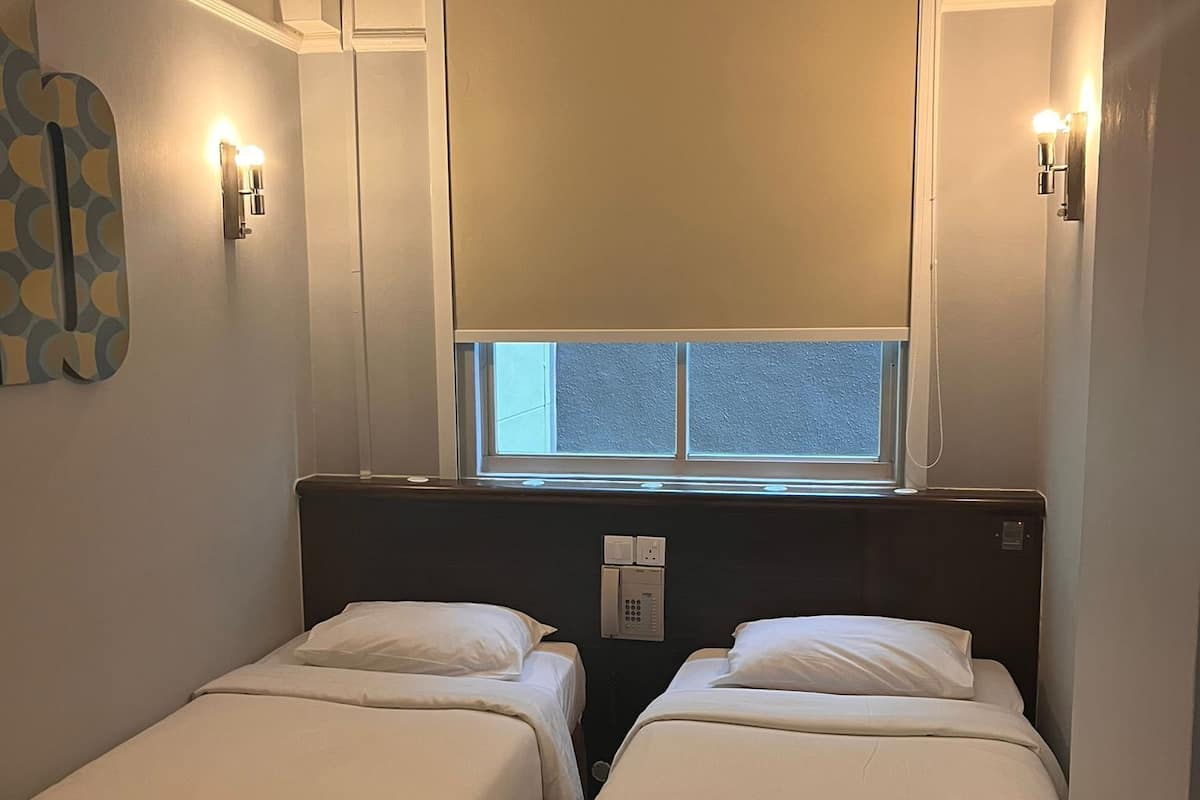 Cofres nos quartos, cortinas blackout, ferros/tábuas de passar roupa