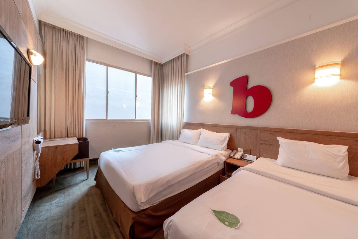 Kamar Triple Deluks | Brankas, tirai kedap cahaya, setrika/meja setrika, dan Wi-Fi gratis