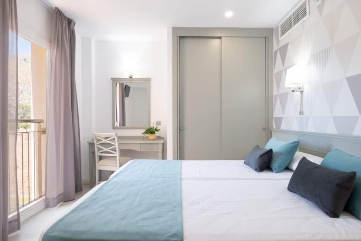 1 bedroom, desk, cribs (free), WiFi (free)