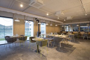 2 restaurants, breakfast, lunch, dinner served; Italian cuisine