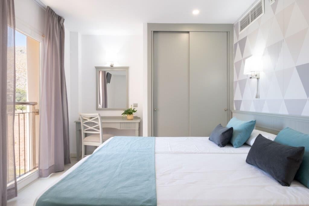 1 bedroom, desk, cribs (free), WiFi (free)