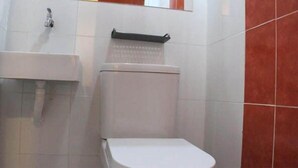 Shower, hair dryer, towels - Havana Guest House Kuala Lumpur (Kuala Lumpur)