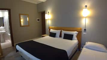 Trippelrum | Skrivbord, gratis wi-fi och sÀngklÀder