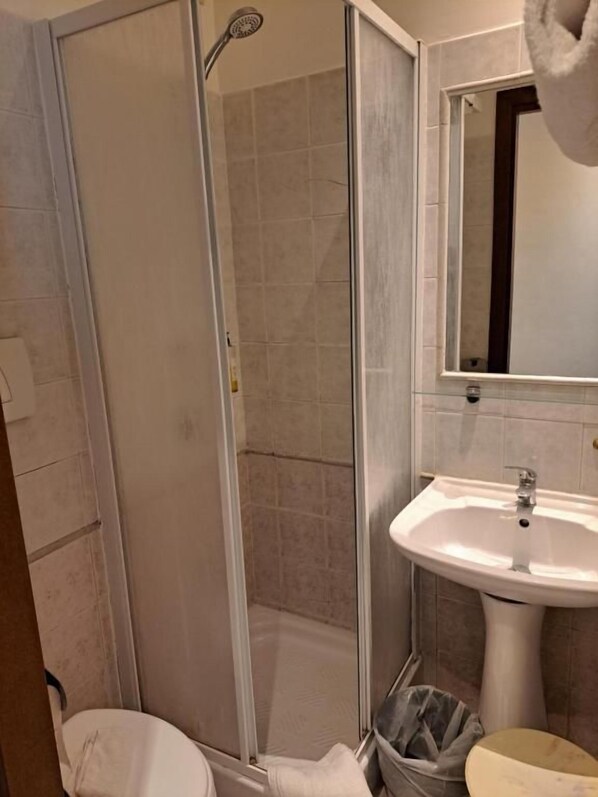 A bathroom with a shower, sink, and toilet. - Residenza dei Quiriti (Rome)