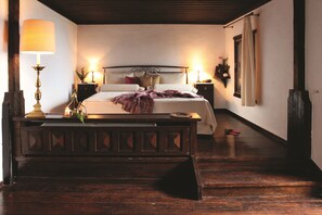 Vila grand, vários quartos (sleeps 48) | Frigobar, cofres nos quartos, individualmente decorados