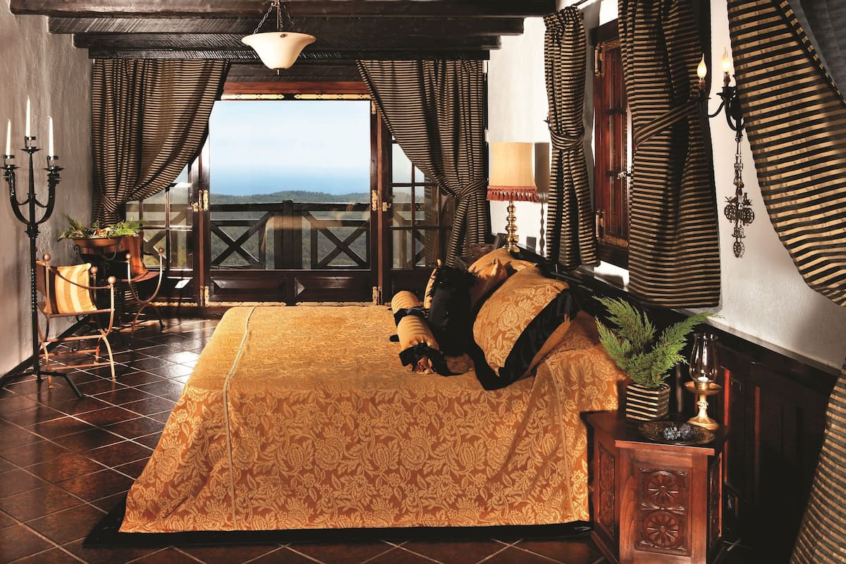 Minibar, in-room safe, individually decorated, individually furnished