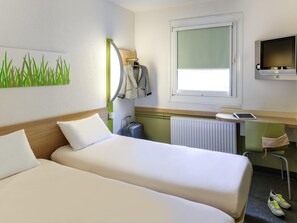 Twin kamer, 2 eenpersoonsbedden | Een bureau, geluiddichte muren, een strijkplank/strijkijzer, gratis wifi