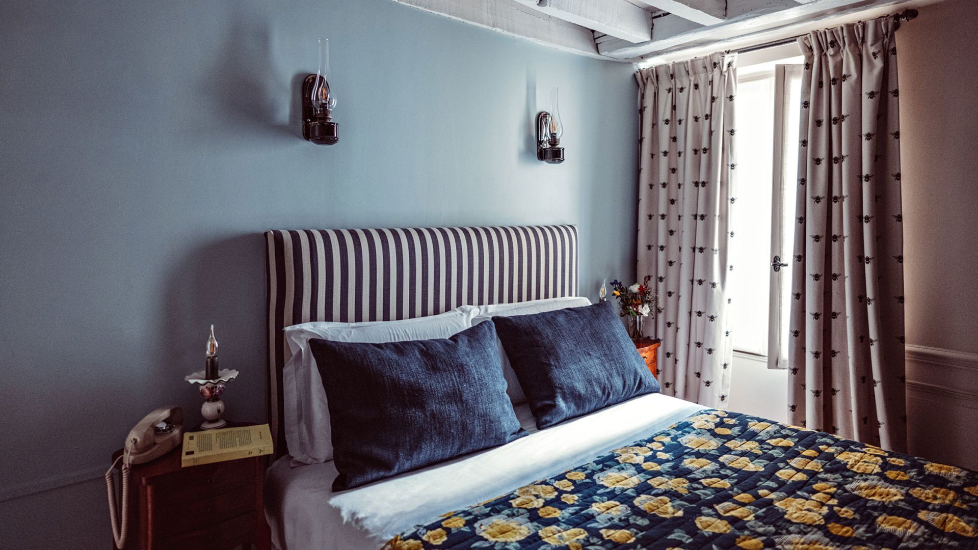 Minibar, coffres-forts dans les chambres, bureau, rideaux occultants
