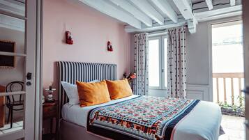 Minibar, coffres-forts dans les chambres, bureau, rideaux occultants