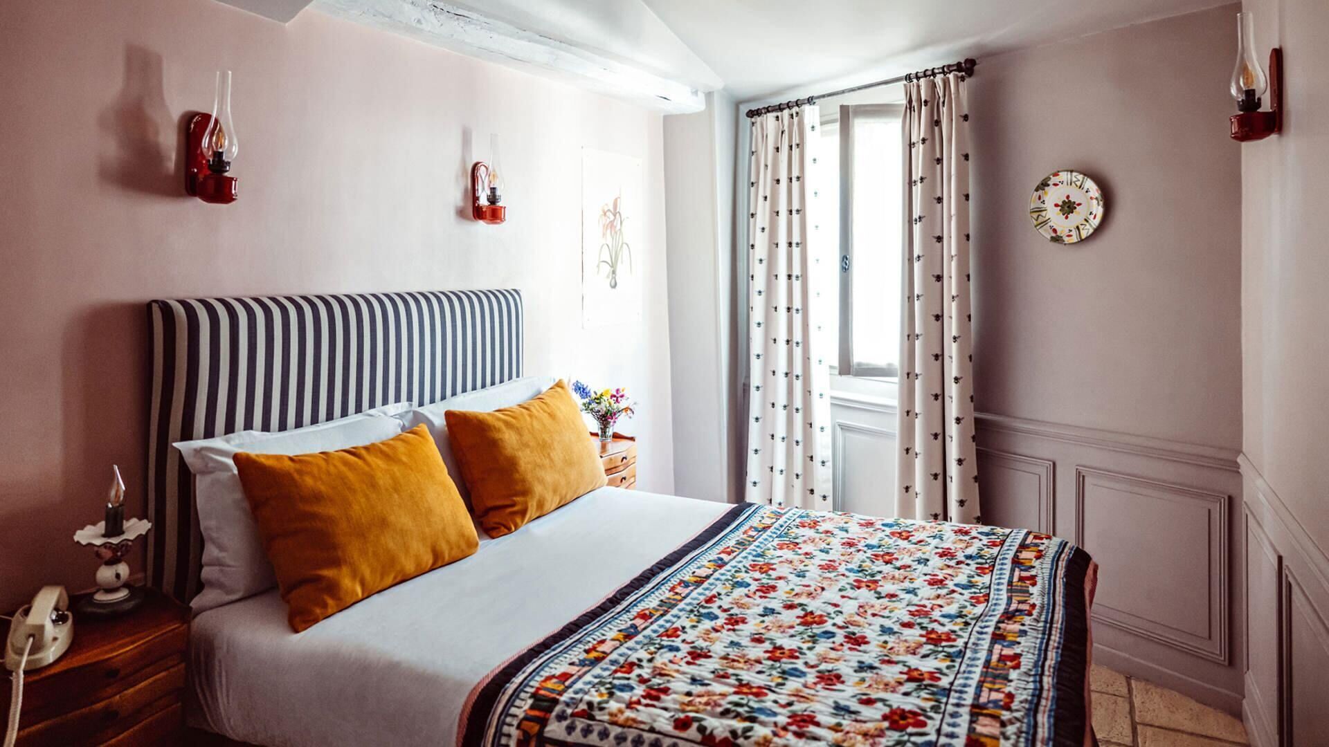 Minibar, coffres-forts dans les chambres, bureau, rideaux occultants