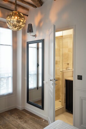 Habitación Confort | Minibar, caja fuerte, escritorio y cortinas opacas