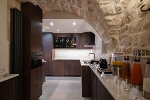 Desayuno buffet diario (EUR 18 por persona)