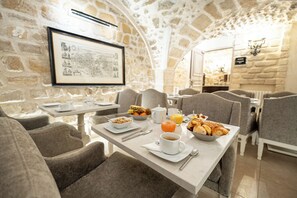 Frokostbuffé hver dag (EUR 18 per person)