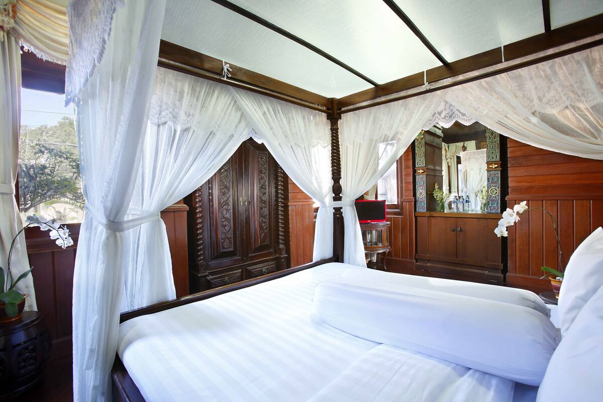 Select Comfort beds, rollaway beds (surcharge), WiFi (free)