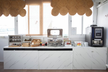 Desayuno buffet los fines de semana (EUR 10.5 por persona)