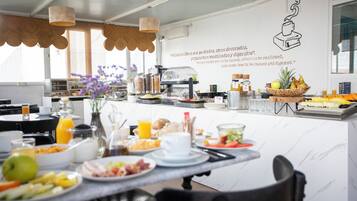 Se ofrece un desayuno bufé los fines de semana (10.5 EUR por persona)