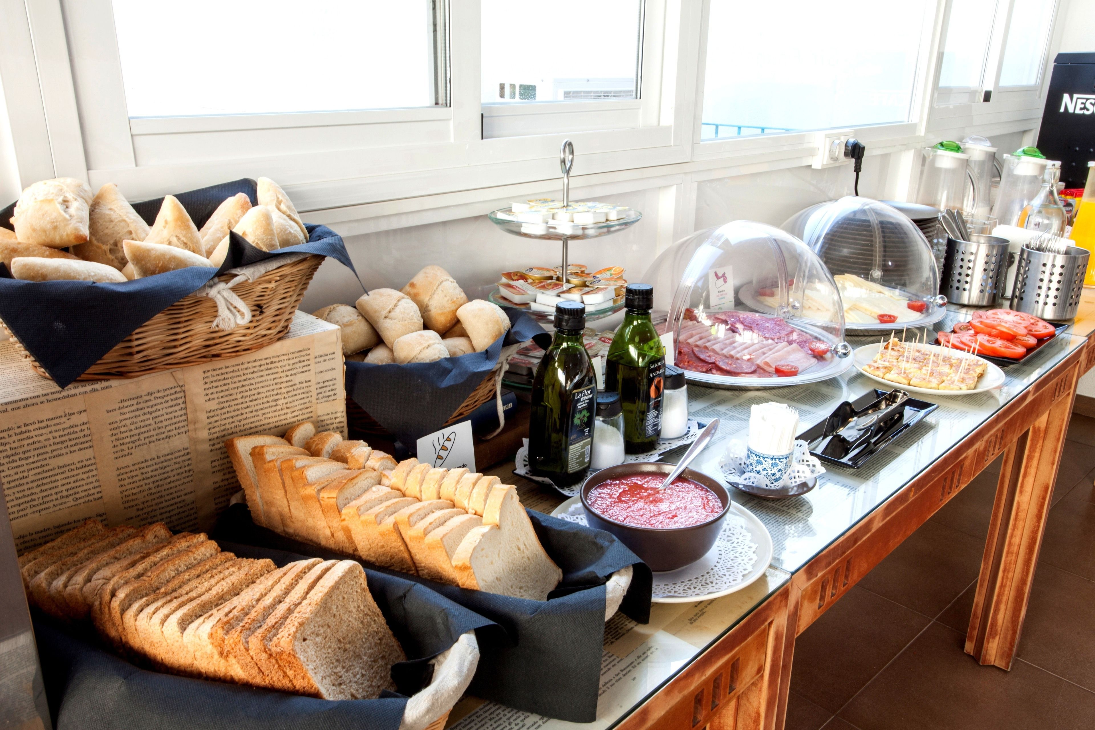 Petit déjeuner buffet servi les week-ends (10.5 EUR par personne)