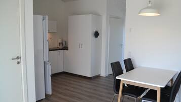 Køleskab, kaffe-/temaskine, elkedel, brødrister