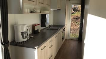 Hytte - 2 soveværelser - terrasse | Privat køkken | Køleskab, kaffe-/temaskine, elkedel, brødrister