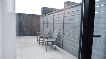 Habitación, 1 cama King size, balcón | Ropa de cama de alta calidad, edredón y camas con efecto memoria