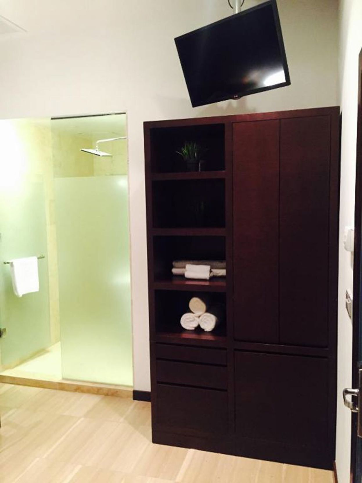 Bathroom | Combined shower/tub, rainfall showerhead, free toiletries, hair dryer