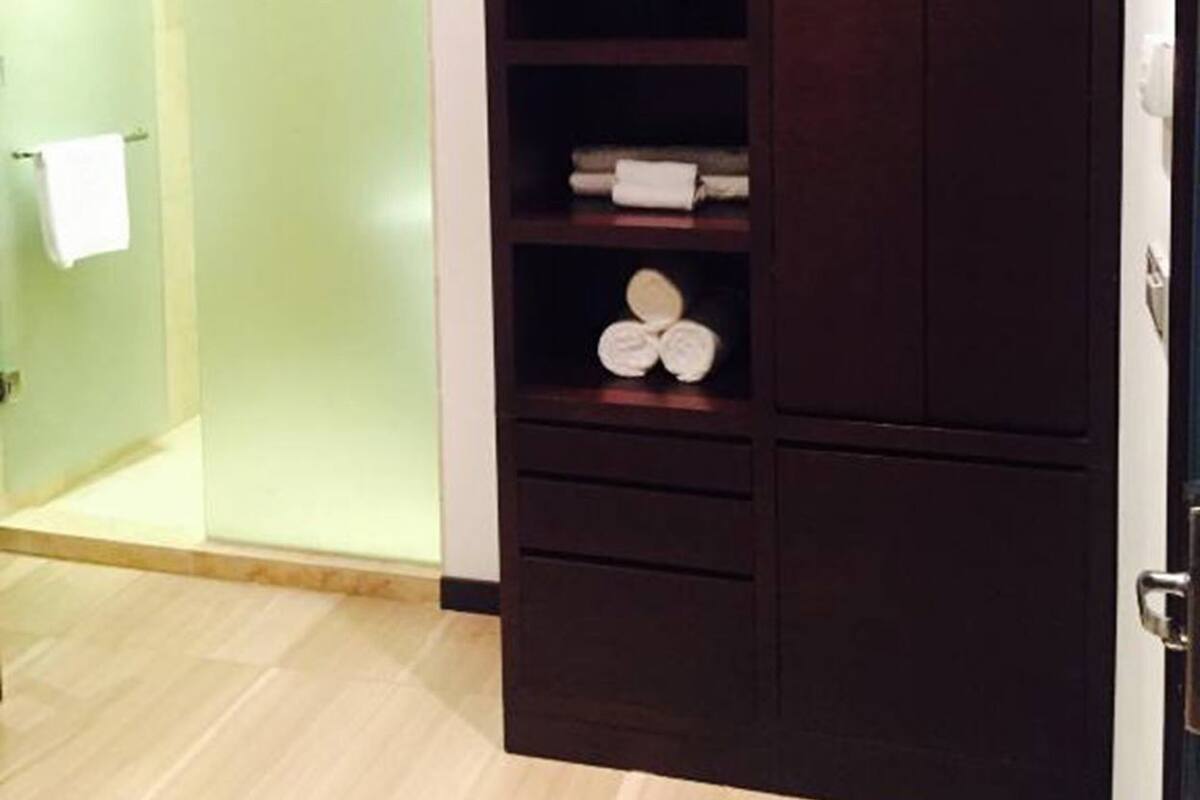 Bathroom | Combined shower/tub, rainfall showerhead, free toiletries, hair dryer