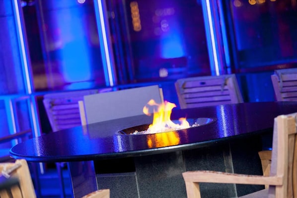 2 bars/lounges, cocktail bar