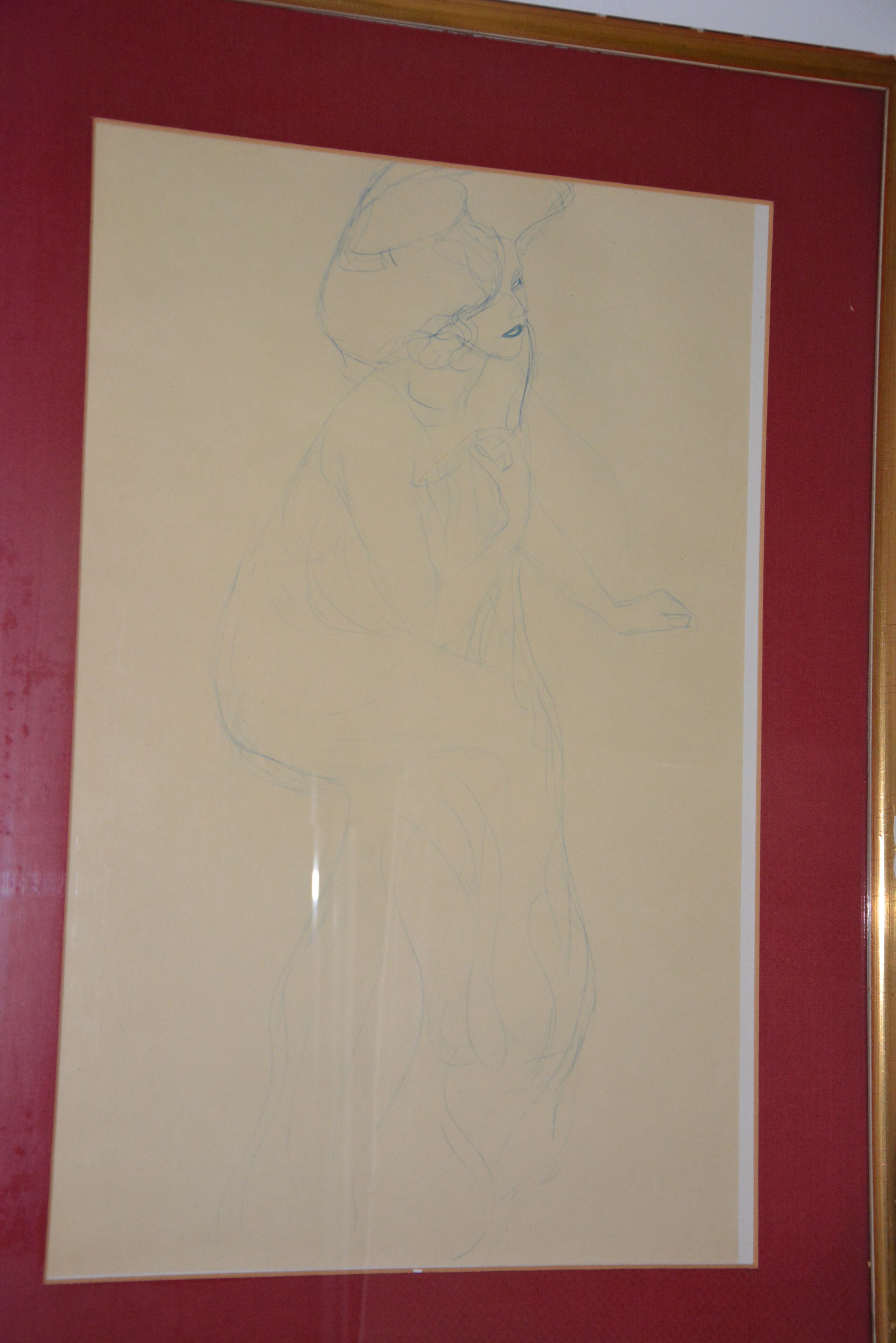 Un boceto enmarcado de una persona sentada, con una silla a la vista.