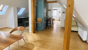 A spacious loft with high ceilings, wooden beams, and skylights. - Hans-Sachs-Gasse 10 (Graz)