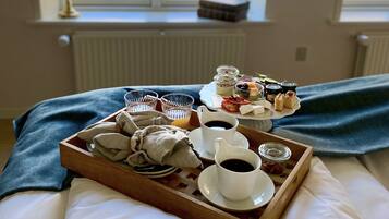 Apartment, Kitchenette | In-room dining