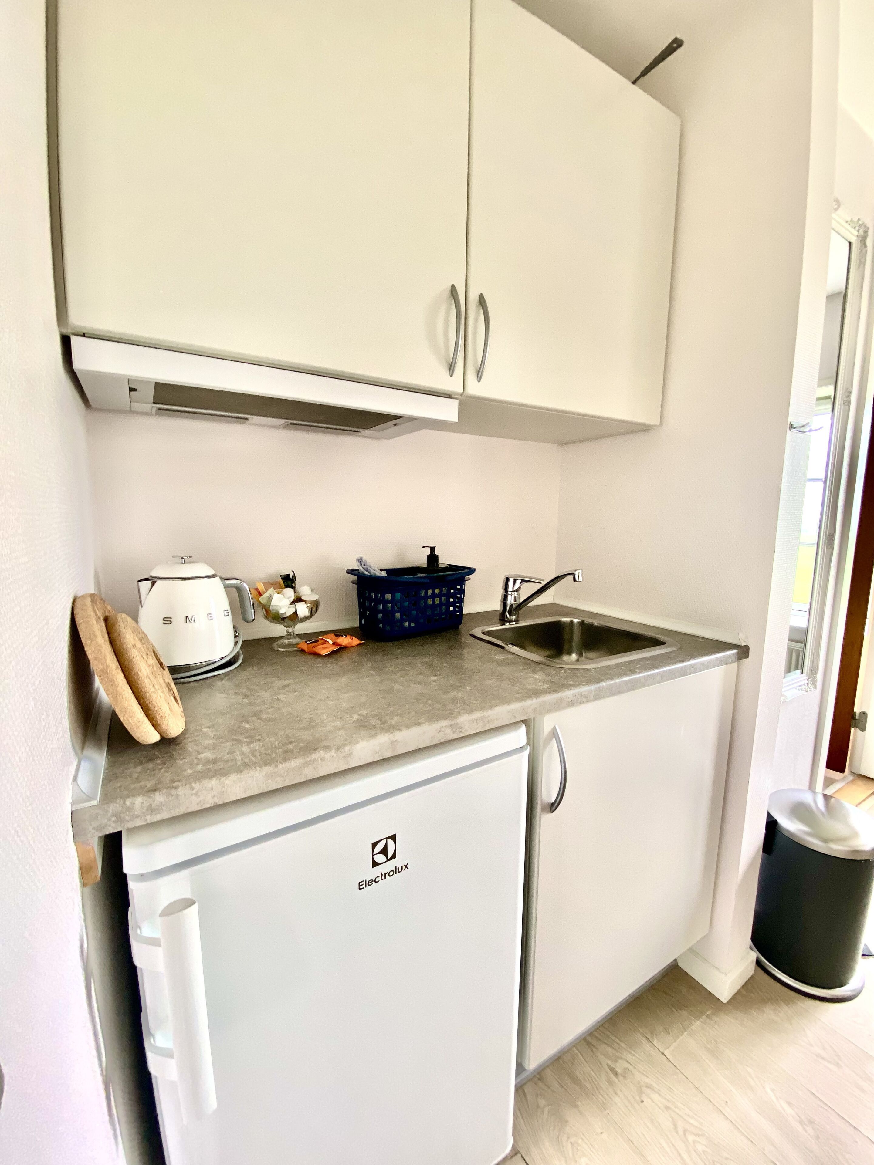 family room | private kitchen | fridge, oven, stovetop, espresso maker