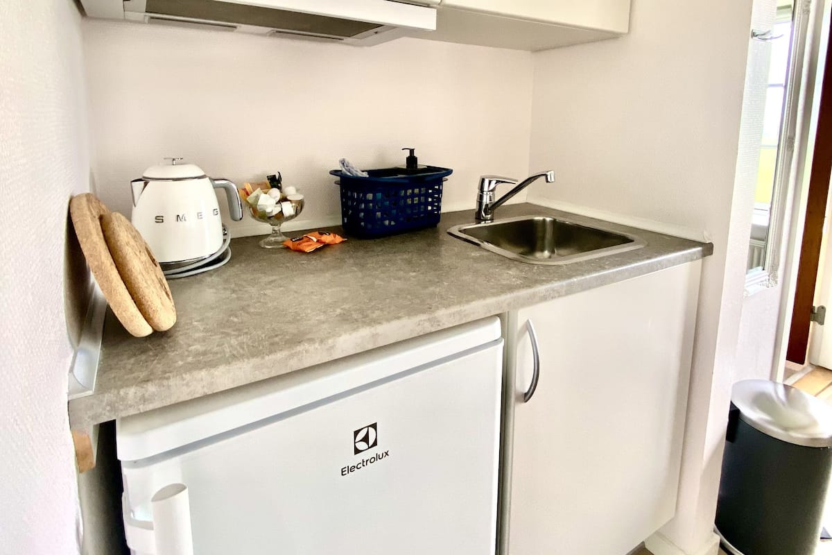 family room | private kitchen | fridge, oven, stovetop, espresso maker