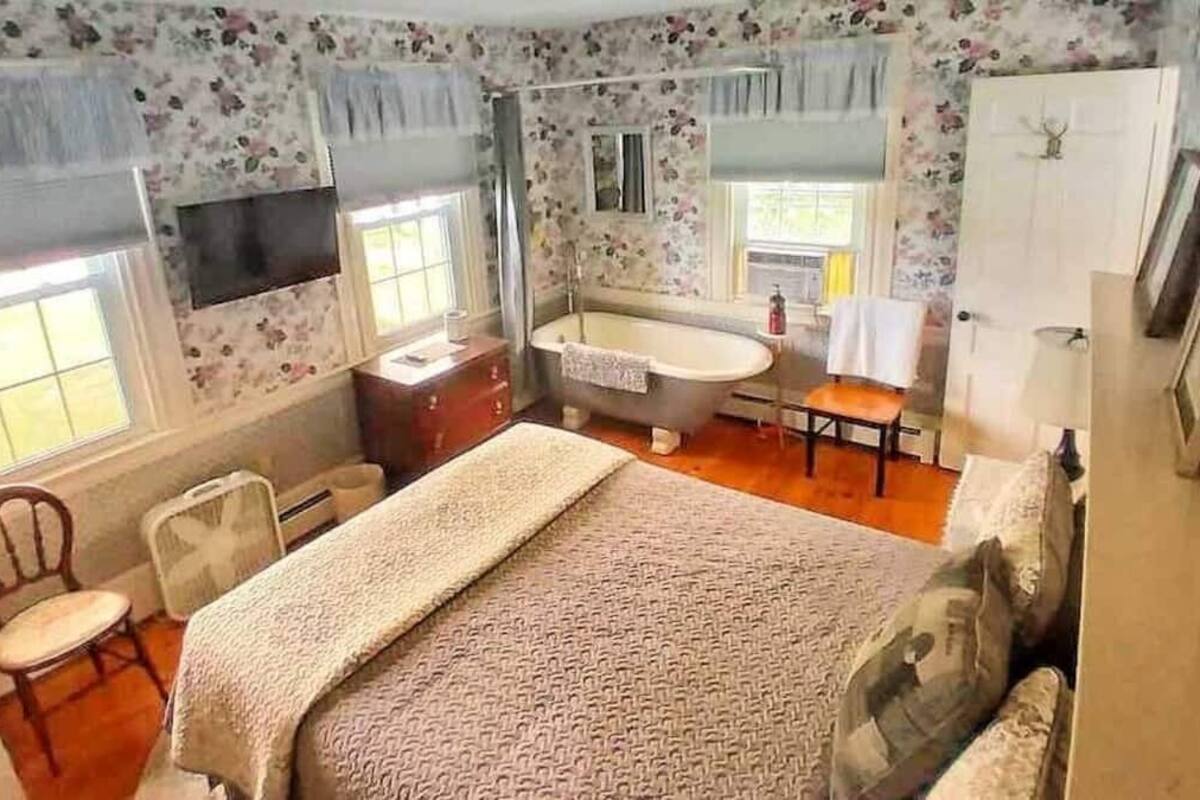 beautiful suite for 2 in bar harbor (half-bath) | iron/ironing board, free wifi