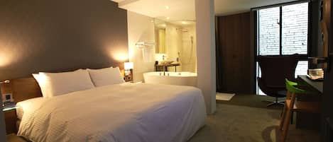 Kahden hengen deluxe-huone | Untuvapeitot, pillowtop-patjalliset sängyt, tallelokero huoneessa