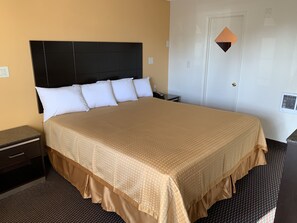 Desk, free WiFi - Seaview Inn (Grover Beach)
