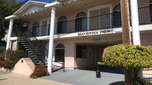 Un edificio de dos pisos con un letrero que dice "Seaviewinn 150 N" y un letrero que indica "Altura libre 7 pies".