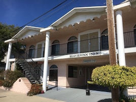 A two-story building with a sign reading "Seaviewinn 150 N" and a "Clearance 7'-0" sign.