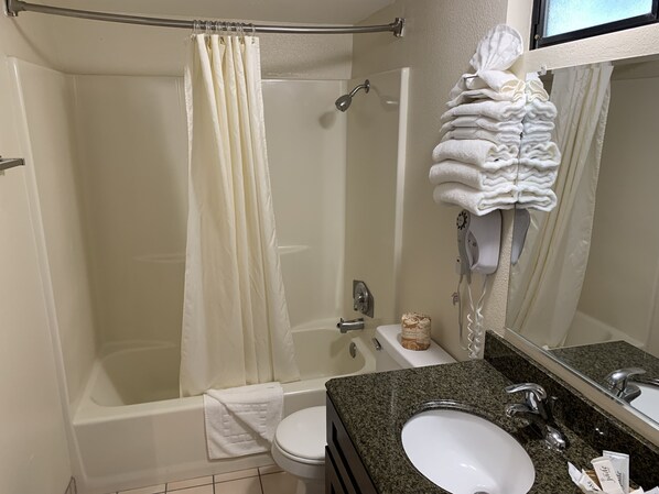 Combined shower/tub, free toiletries, hair dryer, towels - Seaview Inn (Grover Beach)
