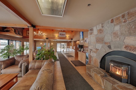 Salón en el vestíbulo. Brandin' Iron Inn